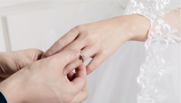 巴中訂婚戒指鉆戒一般多少錢？