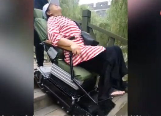 70岁老人发明自动爬楼智能车 不需别人帮助就能在楼梯上下自如！