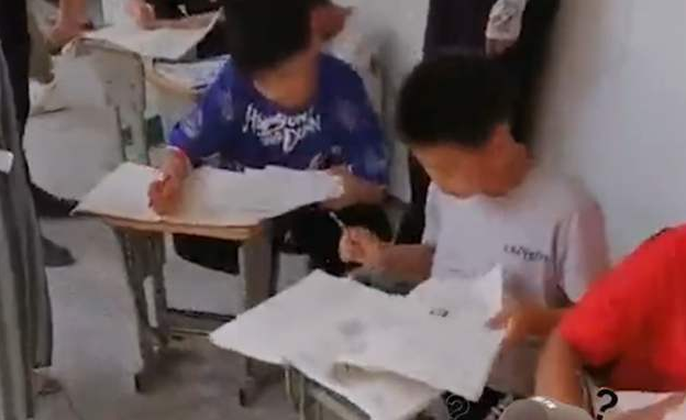 学生暑假作业不合格趴教室外狂补 对时间的管理决定你是上北大还是北大青鸟! 学生暑假作业不合格趴教室外狂补 对时间的管理决定你是上北大还是北大青鸟!