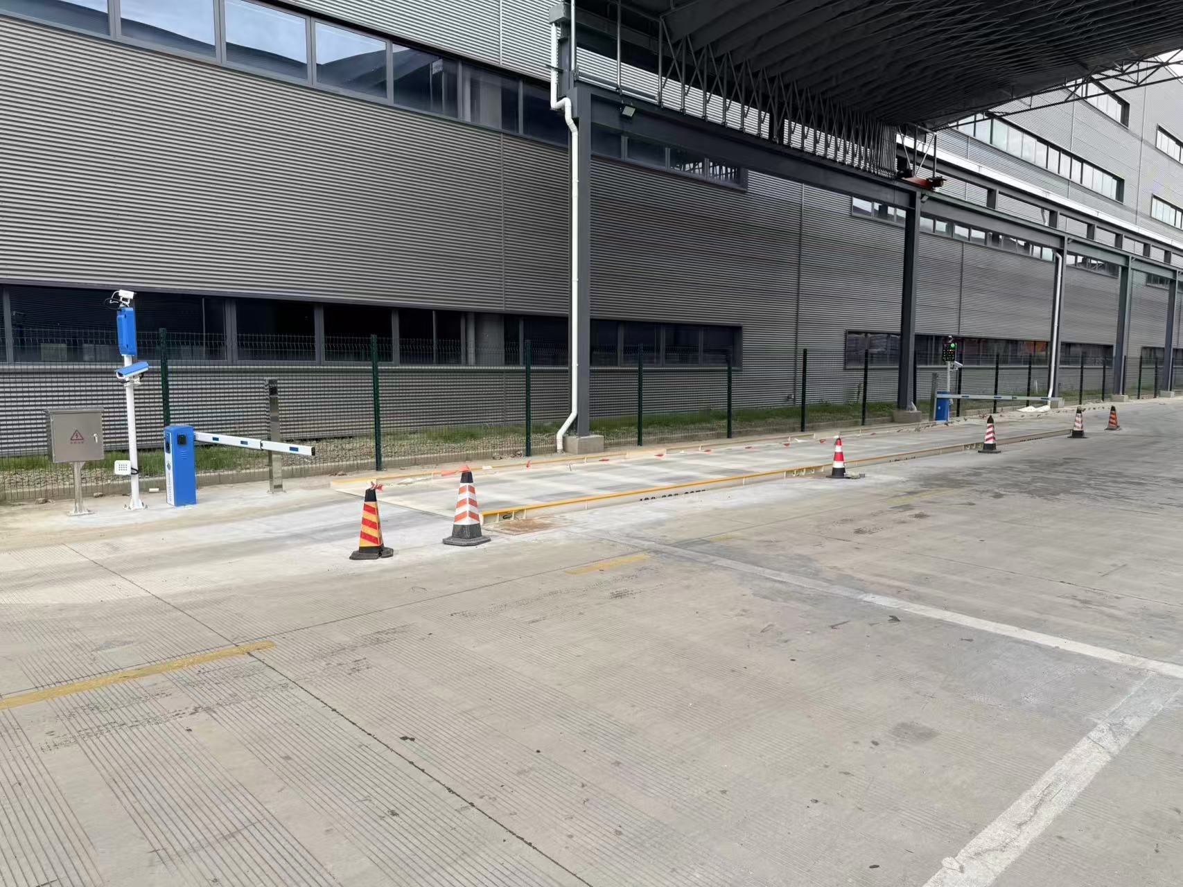 如何实现无人值守，让地磅自动运行，减少人为干预？