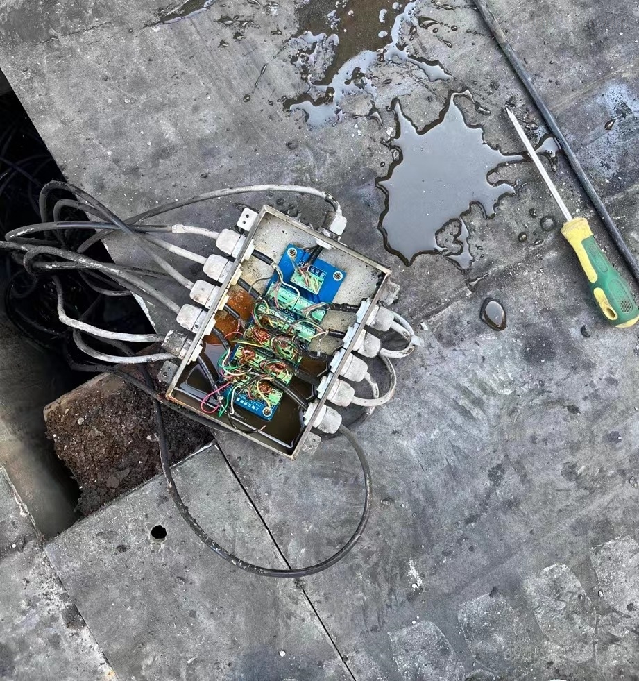 地磅接线盒.jpg 地磅接线盒.jpg